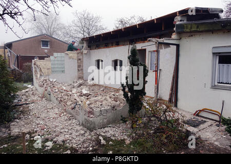 Berlin, Allemagne, artisan de frapper un mur dans la reconstruction d'un pavillon Banque D'Images