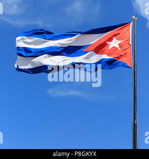 Drapeau cubain, le drapeau de Cuba au vent contre le ciel bleu, sur le mât, La Havane, Cuba Banque D'Images