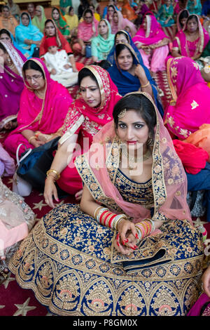 Les femmes vous assis au début d'une cérémonie de mariage dans le temple à la Sikh Society à Richmond Hill, Queens, New York. Banque D'Images