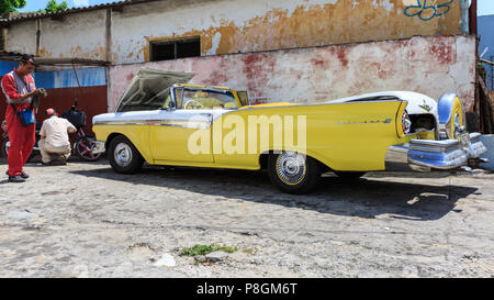 1957 Ford Fairlane 500 Skyliner 600 dans jaune, American Classic car en cours de nettoyage dans un garage à La Havane, Cuba Banque D'Images