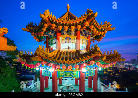 Thean Hou Temple Bouddhiste décoré avec des lanternes au crépuscule avec la ville sur l'arrière-plan, Kuala Lumpur, Malaisie Banque D'Images