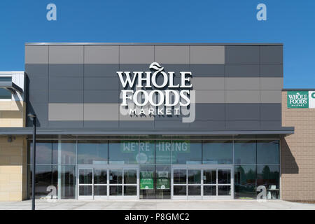 ST. PAUL, MN/USA - Mai 7, 2017 : Whole Foods Market extérieur et logo. Whole Foods Market Inc. est une chaîne de supermarchés américains. Banque D'Images