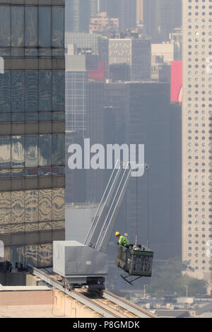 Hong Kong, Chine, de nettoyant de façade au travail Banque D'Images