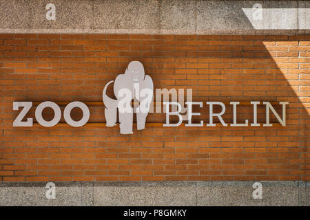 Berlin, Allemagne - juillet 2018 : Le logo de la Zoo de Berlin / Le jardin zoologique sur la façade de l'immeuble à Berlin, Allemagne Banque D'Images