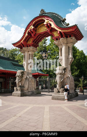 Berlin, Allemagne - juillet 2018 : l'entrée Gate (Porte de l'éléphant) du Zoo de Berlin / Le jardin zoologique de Berlin, Allemagne Banque D'Images