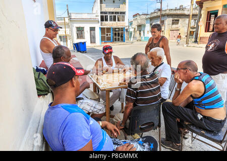 Les hommes cubains jouer Domino dans une rue de la Regla, un populaire jeu de loisirs à La Havane, Cuba Banque D'Images