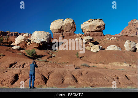 Syndicat de prendre une photo de Twin Rocks, Capitol Reef National Park, Utah, USA. Banque D'Images