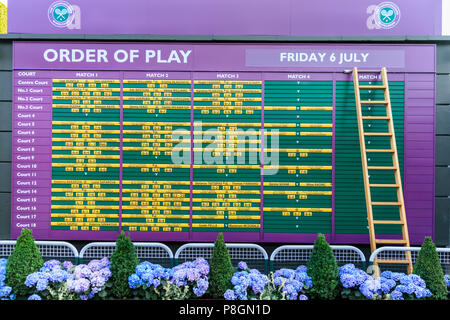 L'ordre de jouer le jour du conseil d'information avec les annonces pour les joueurs et les matches à Wimbledon, Royaume-Uni Banque D'Images