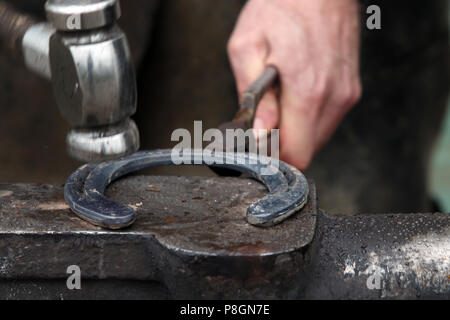 Neustadt (Dosse), chauffée horseshoe est travaillé sur une enclume Banque D'Images