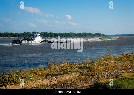 Un gros remorqueurs diesel poussant un tain de barges sur la rivière Mississippi, à West Memphis, Arkansas Banque D'Images