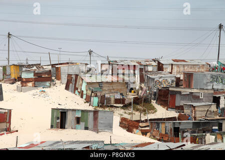 Camp de squatters sur une dune de sable en ébène Macassar, Cape Town, Afrique du Sud. Banque D'Images