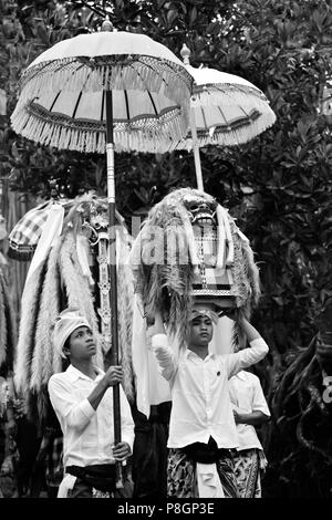 Les masques utilisés dans lion danse LEGONG traditionnelles sont effectuées au cours d'une procession pour un temple hindou anniversaire - UBUD, BALI Banque D'Images