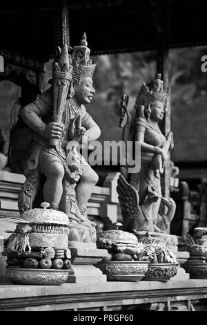 Des offrandes de frut, fleurs et de pâtisseries à un autel dans le temple TIRTA EMPUL PURA complexe durant le festival GALUNGAN - TAMPAKSIRING, BALI, INDONÉSIE Banque D'Images