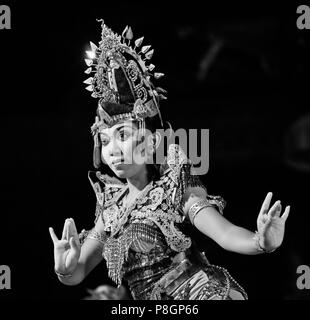 Le DUDUK KEBYAR DANSE est effectuée par le groupe de danse de Gamelan Wayah Cenik à Pura Taman SARASWATI - UBUD, BALI, INDONÉSIE Banque D'Images