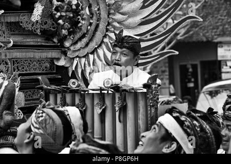 Un style hindou crémation cortège où le corps est transporté dans une pagode - UBUD, BALI, INDONÉSIE Banque D'Images