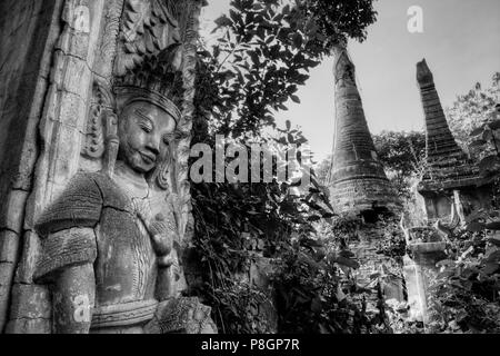 Le stuc divinités bouddhistes à NYAUNG OHAK situé à INDEIN composé d'anciens sanctuaires - Lac Inle, MYANMAR Banque D'Images