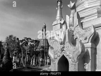 Et SHWE NYAUNG OHAK INN THEIN sont situés à INDEIN et se composent de l'ancienne et récemment construit sanctuaires bouddhistes - Lac Inle, MYANMAR Banque D'Images