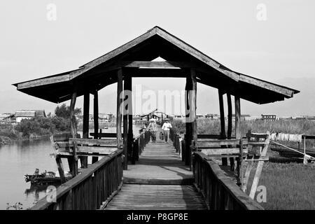 Utiliser la passerelle soulevées birmans près du village de HASPRES THAUK sur la façon de le marché hebdomadaire - Lac Inle, MYANMAR Banque D'Images