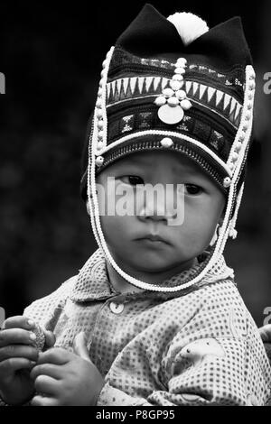 Une petite fille de la tribu AKHA porte une headdresse childs fait de perles, d'argent et tissés main coton - village près de Kengtung ou KYAINGTONG, MYANMAR Banque D'Images