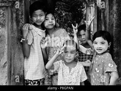 Enfants Birmans sur l'île d'INWA historique qui a servi de la capitale des royaumes birmans depuis 400 ans - Myanmar Banque D'Images