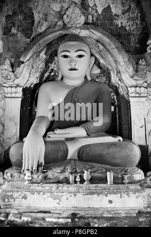 STATUE DE Bouddha dans la pagode de TAUNG MIN GYI complexe dans Amarapura l'ancienne capitale royale à 11 kilomètres de Mandalay - Myanmar Banque D'Images