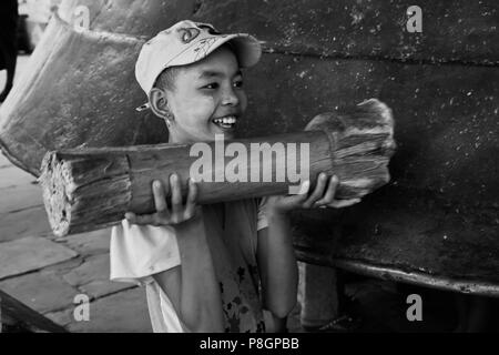 En 1808 le roi Bodawpaya jeté cette cloche en bronze de 90 tonnes a appelé la cloche de MINGUN - MINGUN, MYANMAR Banque D'Images