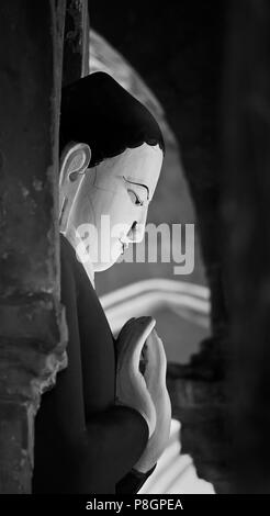 La PAYA LDN ZU Groupe de stupas sont intimes et avoir un bon éclairage sur les statues de Bouddha à l'intérieur - BAGAN, MYANMAR Banque D'Images