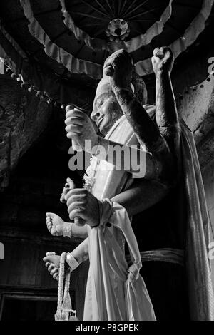 Une statue sculptée en pierre du dieu hindou Vishnu dans la partie extérieure du gopura Angkor Wat, construite au xie siècle par Suryavarman le 2ème, - Cambodge Banque D'Images