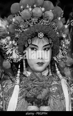 Star féminine chanter en entier avec costume à coiffe l'opéra chinois - Chengdu, province du Sichuan en Chine Banque D'Images