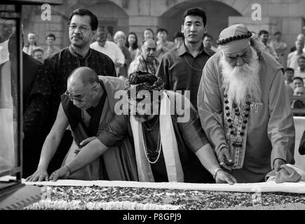 Les leaders religieux participent à une prière pour la paix mondiale parrainée par le 14e Dalaï-lama du Tibet au Raj Ghat (Ghandi flamme éternelle) en avril o Banque D'Images