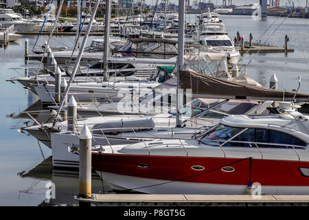 Avec les rangées de petits yachts privés Banque D'Images