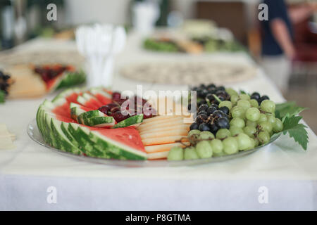 Assiette de fruits Les fruits d'été pastèque melon et de vie sain de manger des raisins Banque D'Images