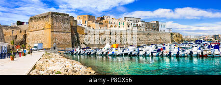 Belle vue sur la ville d'Otrante,avec des maisons traditionnelles,bateaux et vieux château,Puglia,Italie. Banque D'Images