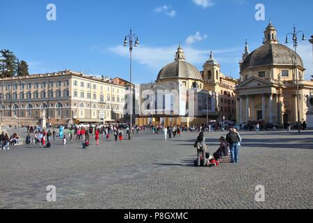 ROME - 10 avril : les touristes visiter la Piazza del Popolo le 10 avril 2012 à Rome. Selon Euromonitor, Rome est la 3ème ville la plus visitée d'Europe (5. Banque D'Images