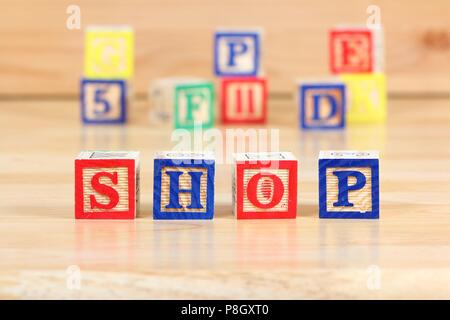 Blocs en bois avec des lettres. Les enfants jouet éducatif concept - shopping pour les jouets. Banque D'Images