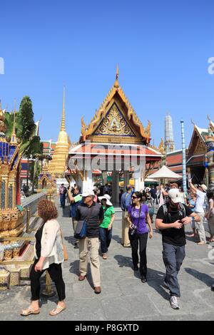 BANGKOK, THAÏLANDE - le 22 décembre 2013 : visite de la célèbre Grand Palais à Bangkok. Le palais a été la résidence de roi thaïlandais depuis 1782. Banque D'Images