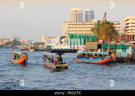 BANGKOK, THAÏLANDE - le 21 décembre 2013 : Les gens monter des bateaux sur la rivière Chao Phraya à Bangkok. Bangkok est la plus grande ville de la Thaïlande avec 14 millions de peop Banque D'Images