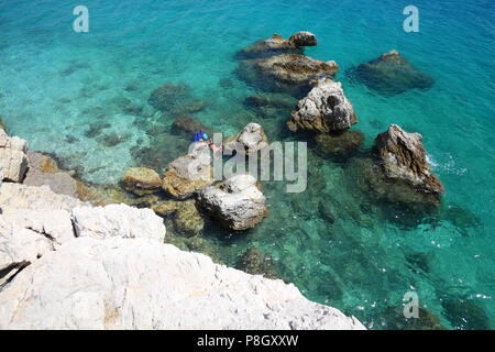 Croatie - belle côte méditerranéenne en Dalmatie. Les plongeurs en apnée à Marusici beach - Mer Adriatique (Makarska Riviera région). Banque D'Images