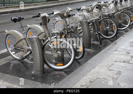 PARIS - 20 juillet : gare de partage de vélos le 20 juillet 2011 à Paris, France. Avec 20 600 bicyclettes, système de partage de Paris est plus important en Europe. Banque D'Images