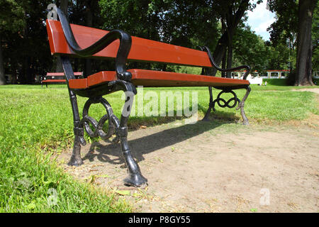 Banc de parc à Bialystok, Pologne. Parc à côté de palais Branicki. Banque D'Images