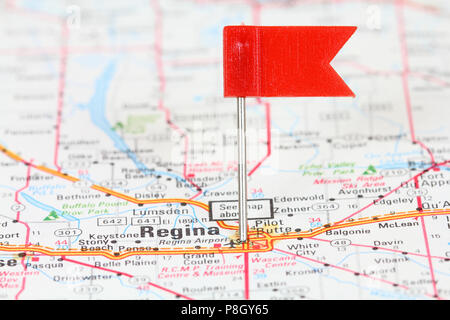 Regina en Saskatchewan, Canada. Drapeau rouge sur une vieille carte indiquant la destination de voyage. Banque D'Images