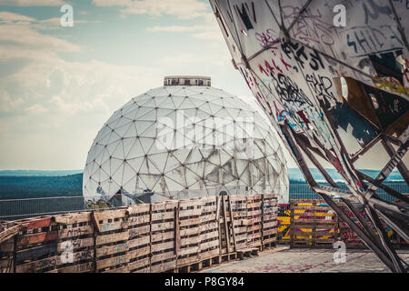 BErlin, Allemagne - juillet 2017 : abandon au radôme NSA Field Station / Station d'écoute sur Teufelsberg à Berlin, Allemagne Banque D'Images