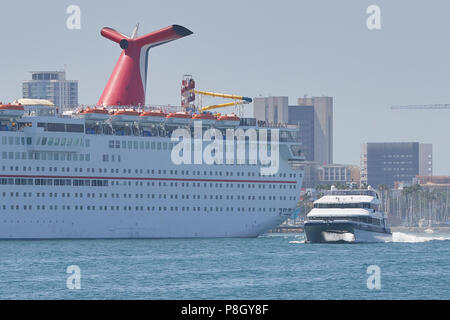 CATALINA CATALINA EXPRESS SeaCat, JET, passe le CARNIVAL INSPIRATION, comme il s'écarte de la plage Long Harbour d'Avalon, Santa Catalina Island, Californie. Banque D'Images