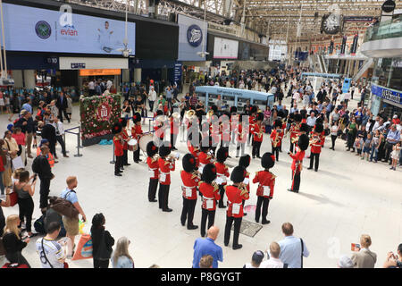 London UK. 11 juillet 2018. Les membres de la Coldstream Guards Band effectuer dans le grand hall pour célébrer le 170e anniversaire de la gare de Waterloo à Londres qui a ouvert ses portes en 1848 Credit : amer ghazzal/Alamy Live News Banque D'Images