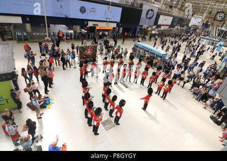 London UK. 11 juillet 2018. Les membres de la Coldstream Guards Band effectuer dans le grand hall pour célébrer le 170e anniversaire de la gare de Waterloo à Londres qui a ouvert ses portes en 1848 Credit : amer ghazzal/Alamy Live News Banque D'Images