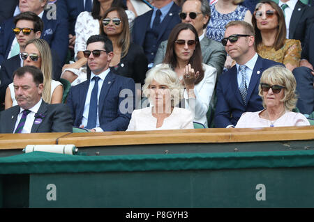 Londres, Royaume-Uni. 11 juillet 2018, l'All England Lawn Tennis et croquet Club, Londres, Angleterre ; le tennis de Wimbledon, jour 9 ; Camilla, Duchesse de Cornouailles et Rory McIlroy regarder le match entre Kei Nishikori (JPN) durant son quart de finale contre Novak Djokovic (SRB) Credit : Action Plus Sport Images/Alamy Live News Banque D'Images