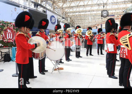 London UK. 11 juillet 2018. Les membres de la Coldstream Guards Band effectuer dans le grand hall pour célébrer le 170e anniversaire de la gare de Waterloo à Londres qui a ouvert ses portes en 1848 Credit : amer ghazzal/Alamy Live News Banque D'Images