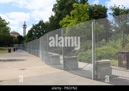 London UK. 11 juillet 2018. Clôtures et barrières métalliques de sécurité sont installés autour de la résidence de l'ambassadeur US à Winfield House dans Regents Park pour créer un anneau d'acier lorsque le Président Donald Trump sera invité au cours de sa visite au Royaume-Uni le 13 juillet Crédit : amer ghazzal/Alamy Live News Banque D'Images