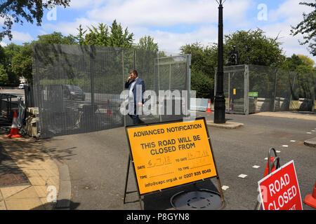 London UK. 11 juillet 2018. Clôtures et barrières métalliques de sécurité sont installés autour de la résidence de l'ambassadeur US à Winfield House dans Regents Park pour créer un anneau d'acier lorsque le Président Donald Trump sera invité au cours de sa visite au Royaume-Uni le 13 juillet Crédit : amer ghazzal/Alamy Live News Banque D'Images