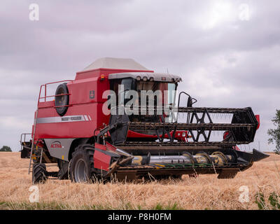 Grand Bardfield, Braintree, Essex, Royaume-Uni. 11 juillet, 2018. Ces dernières temps chaud et sec a mûri l'orge afin qu'il peut être récolté. Après que le grain est récolté la paille est recueilli sous forme de balles et les balles sont supprimés. 11 Juillet 2018 Crédit : William Edwards/Alamy Banque D'Images